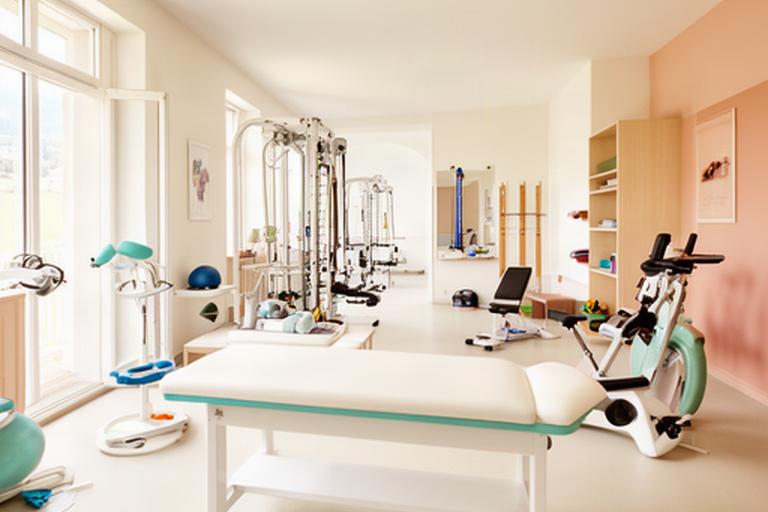 Helle Physiotherapiepraxis in der Zentralschweiz mit Behandlungsliege und modernen Trainingsgeraeten