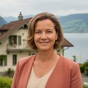 Dessy Gubler vor einem kleinen Hotel am Vierwaldstättersee