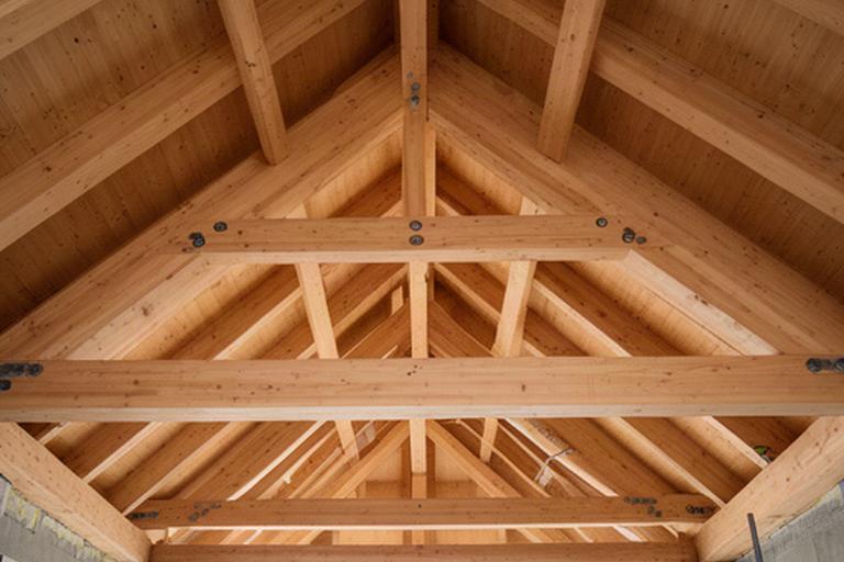 Holzkonstruktion eines Dachstuhls bei einem Bauprojekt in Emmen